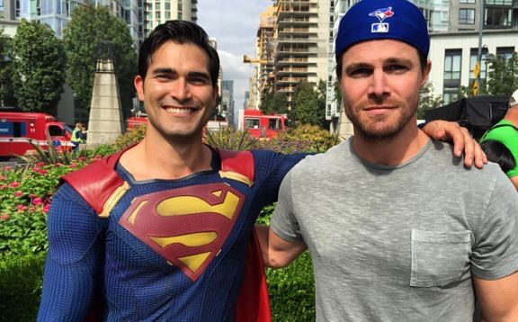 Stephen Amell Meets Superman in ‘Supergirl’ On-Set Photo