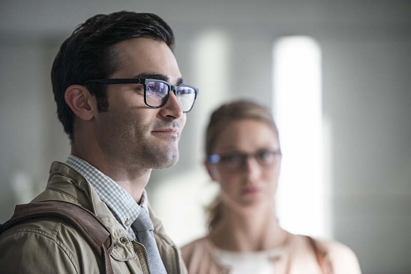 Clark Kent Kara Danvers Supergirl Season 2 Supergirl Takes Off in Season 2 Teaser & Images