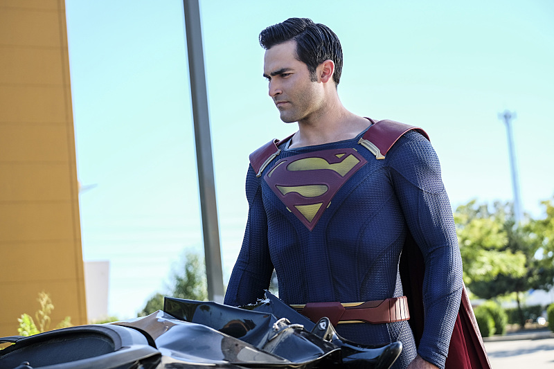 Superman in Supergirl Season 2 Supergirl Takes Off in Season 2 Teaser & Images
