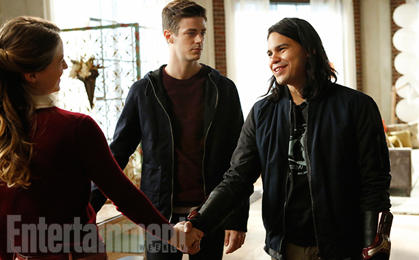 Cisco Meets Supergirl First Look at 4-Night Arrowverse Crossover in New Photos