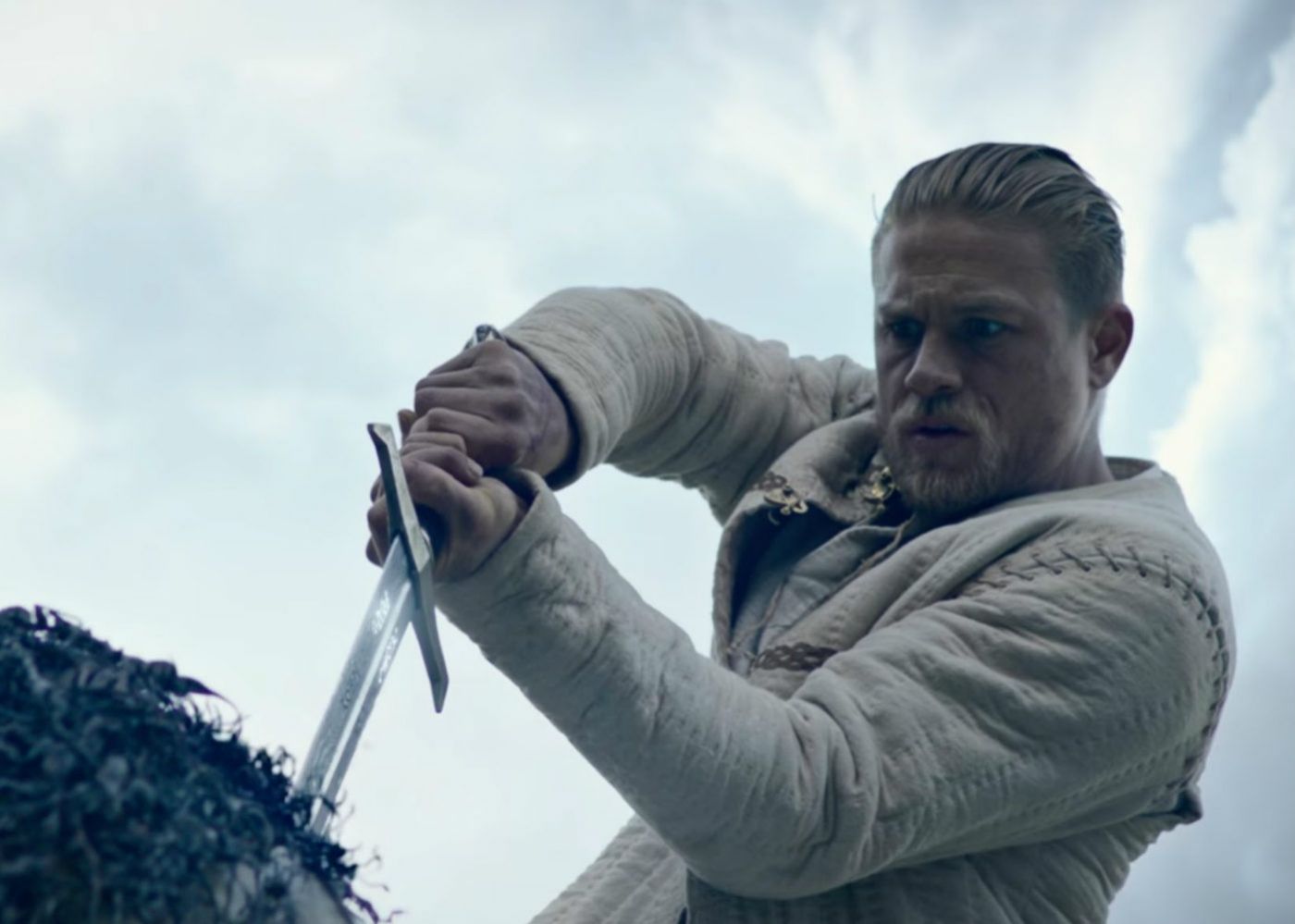 Review King Arthur Legend of the Sword is Essentially Robin Hood