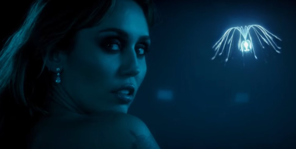 09 MIley Cyrus Avatar Dream as One: Is Avatar 3 Trying to Capture the Same Magic as Titanic’s ‘My Heart will Go On’?