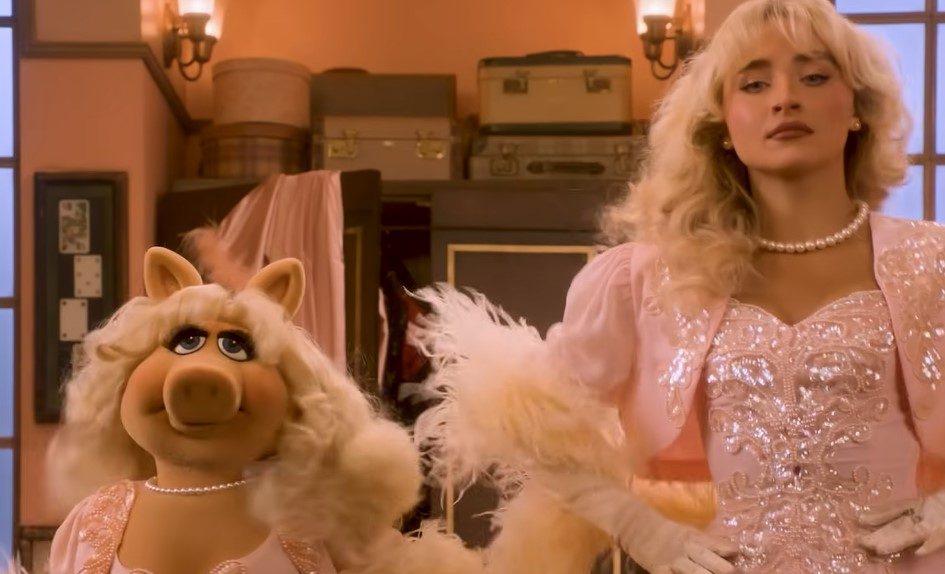 02 Muppets Sabrina Carpenter Sabrina Carpenter and Seth Rogen Show Up in Teaser for The Muppet Show Revival